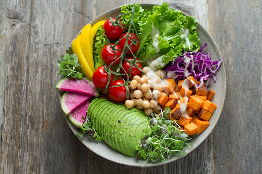 Frische Bowl mit buntem Gemüse